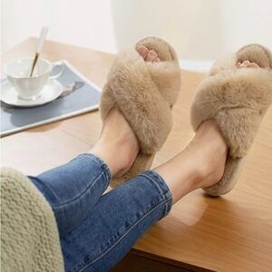PARLOVABLE Women's Small 5/6 Open Toe Slippers Soft Plush Furry Beige NIB